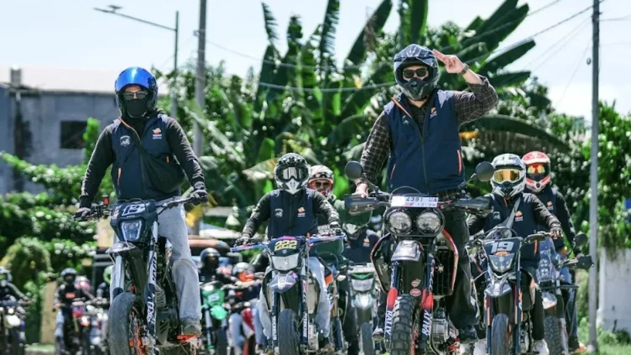 Komunitas Supermoto Makassar Jelajahi Wisata Ikonik Sulsel