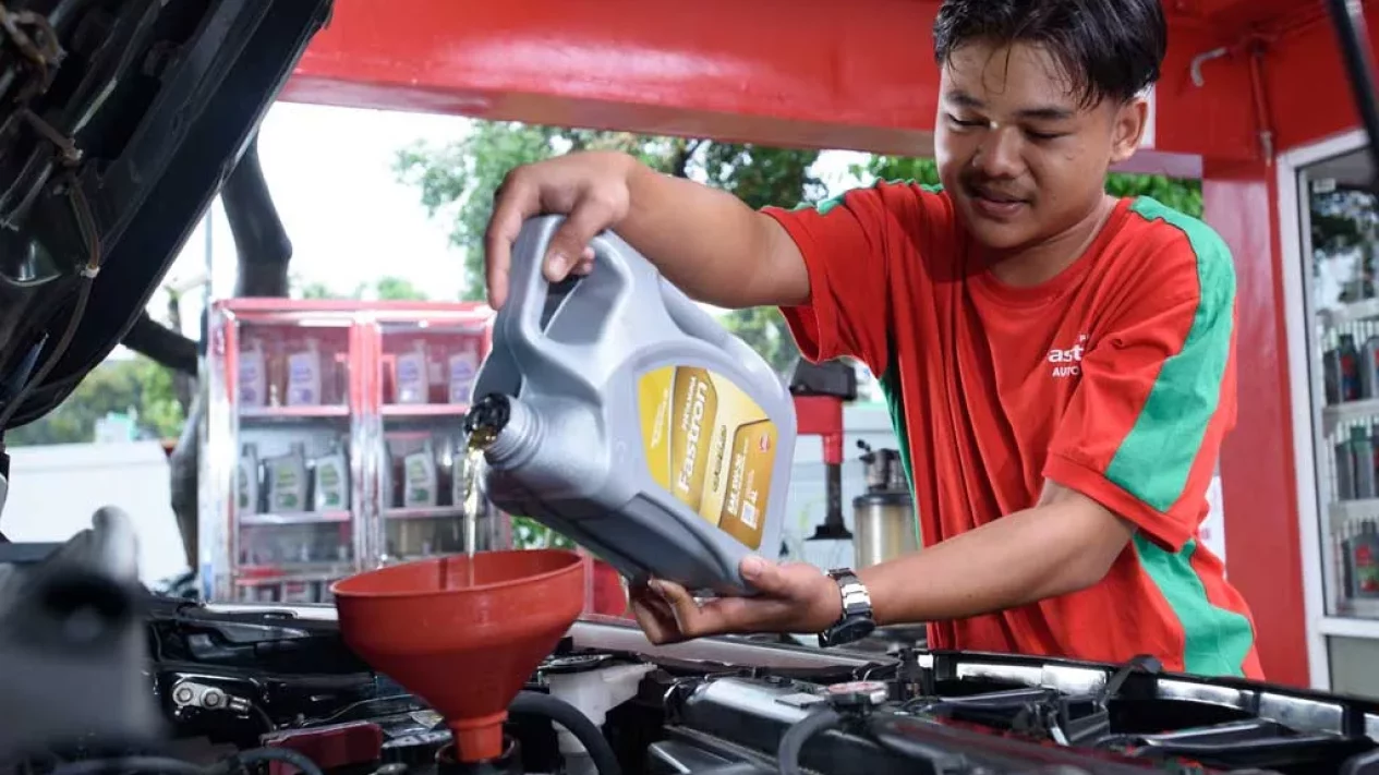 Kapan Ganti Oli Mobil? Ini Tanda dan Panduan Lengkapnya!
