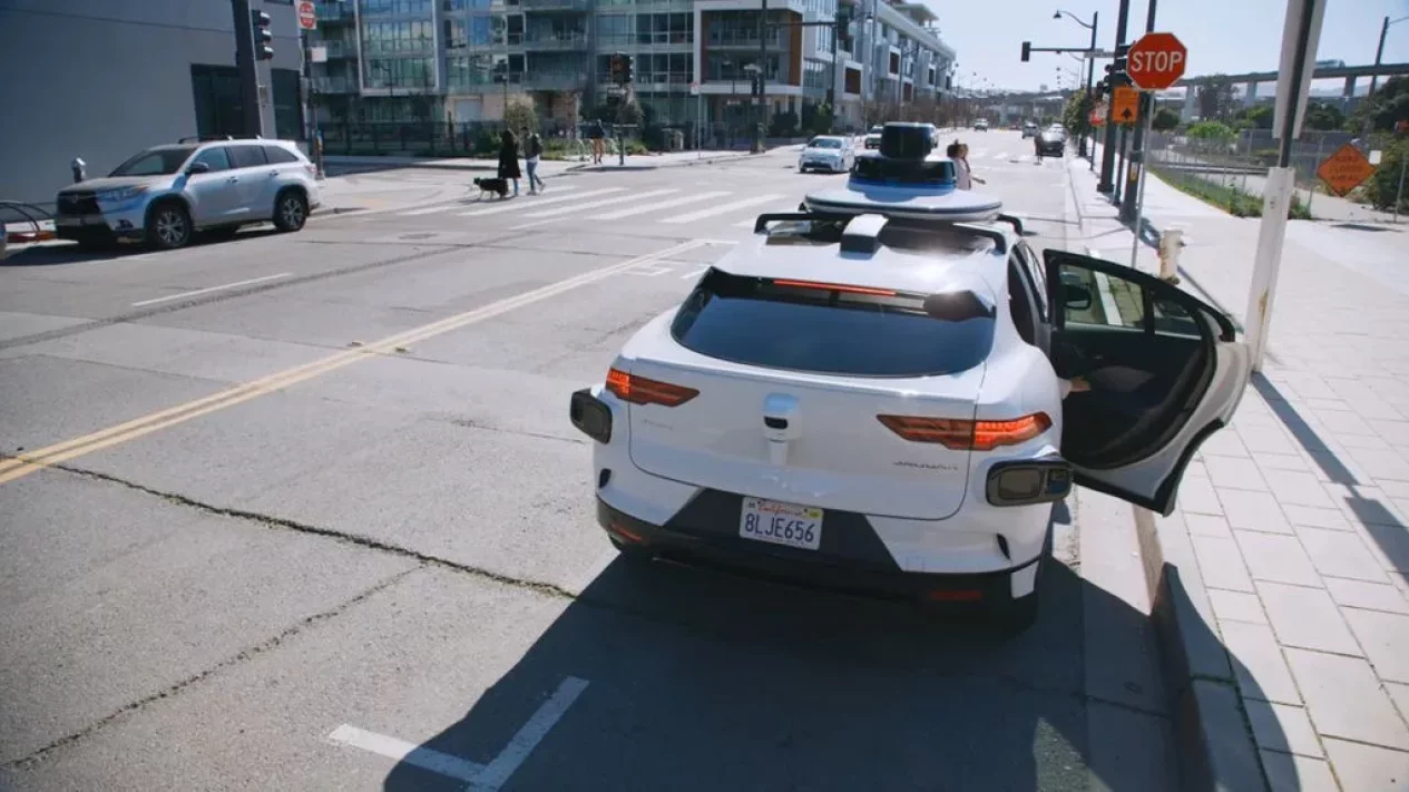 Pekerjaan Tutup Pintu Taksi Robot Waymo Dibayar Rp 400 Ribu