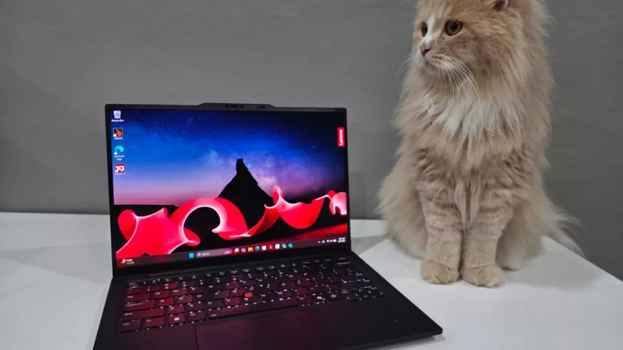 Lenovo ThinkPad X1 Carbon Gen 13 Aura Edition: Raja Laptop Bisnis AI