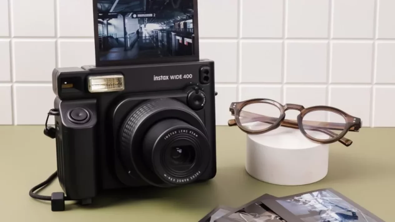 Fujifilm instax Wide 400 Jet Black Resmi Meluncur di Indonesia