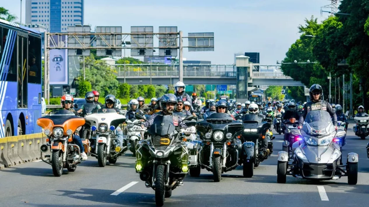 HUT MBI DKI Jakarta ke-7: Ratusan Biker Gelar Rolling Thunder