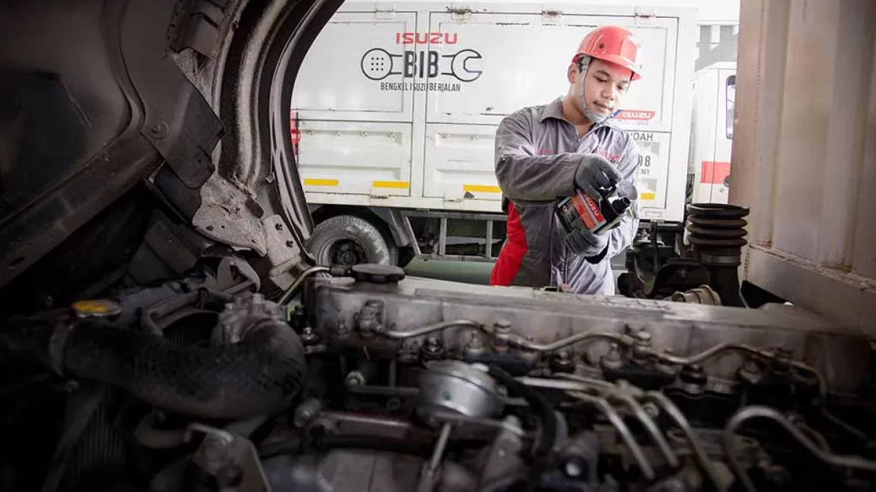 Perawatan Truk Isuzu: Pilih Bengkel Resmi atau Umum?
