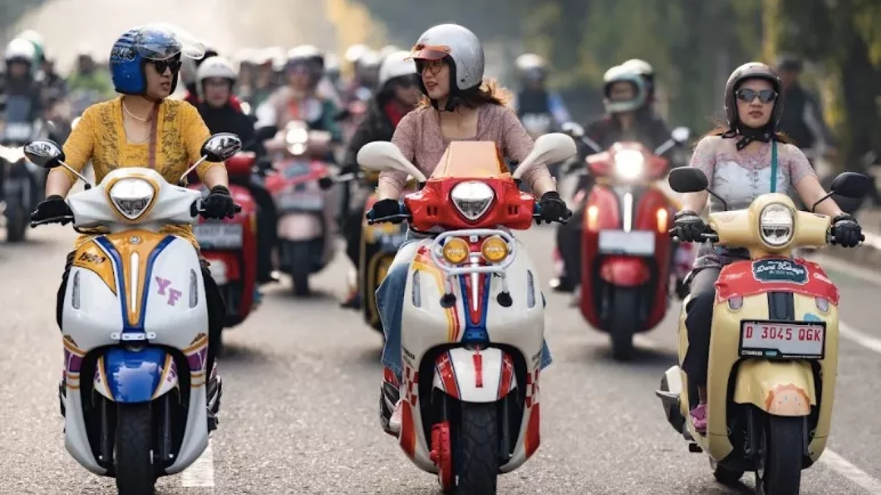 Riding Perempuan Hari Kartini di Bandung: Cantik Berkebaya