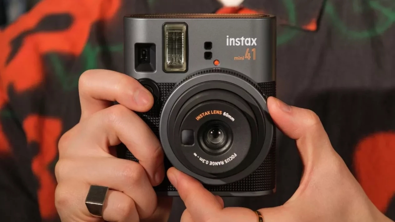 FUJIFILM Kenalkan Kamera Instan Analog Instax Mini 41!