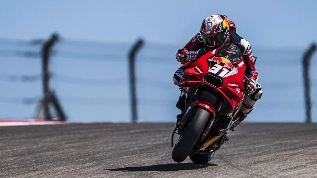 Pedro Acosta Alami Kecelakaan Brutal di MotoGP Hungaria 2025, Kameramen Selamat dari Maut!