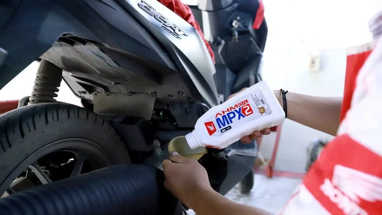 Wajib Tahu! Alasan Harus Rutin Ganti Pelumas Mesin Motor Honda