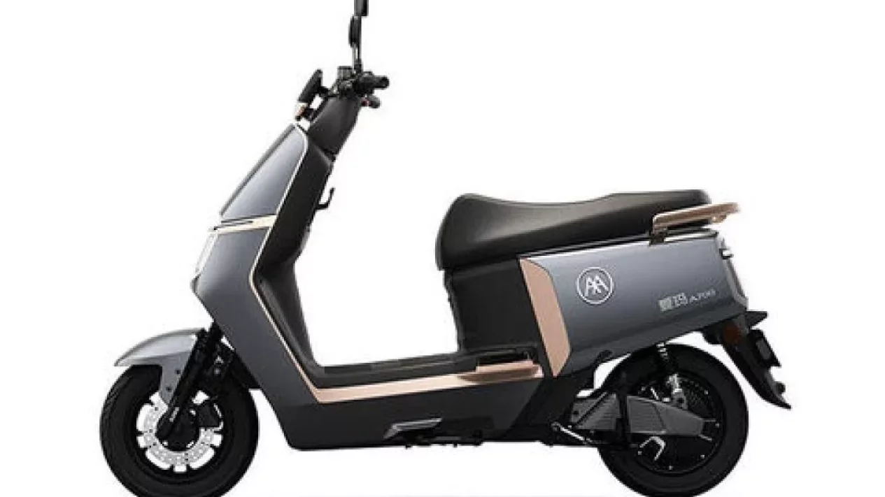Motor Listrik AIMA A700: Tampil Stylish, Mau Pilih Jarak Tempuh atau Smart Tech?