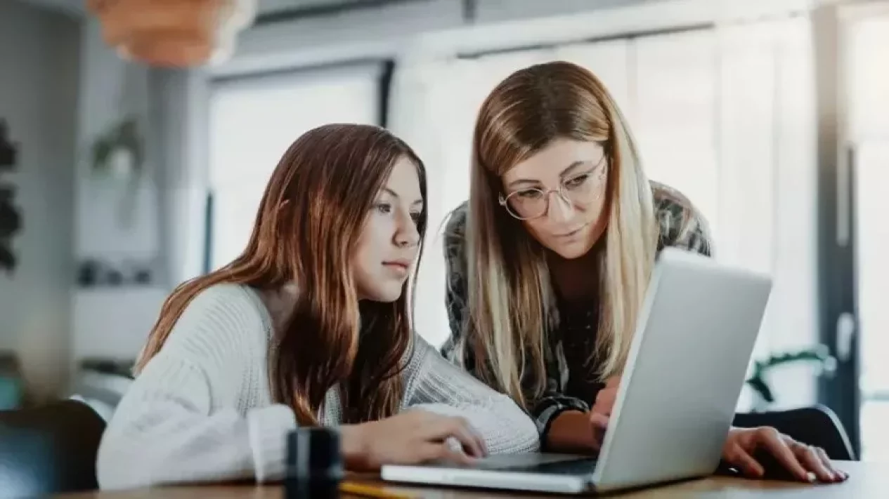 Remaja Makin Aktif Online, Ini Tips Aman Akses Internet yang Wajib Dicoba