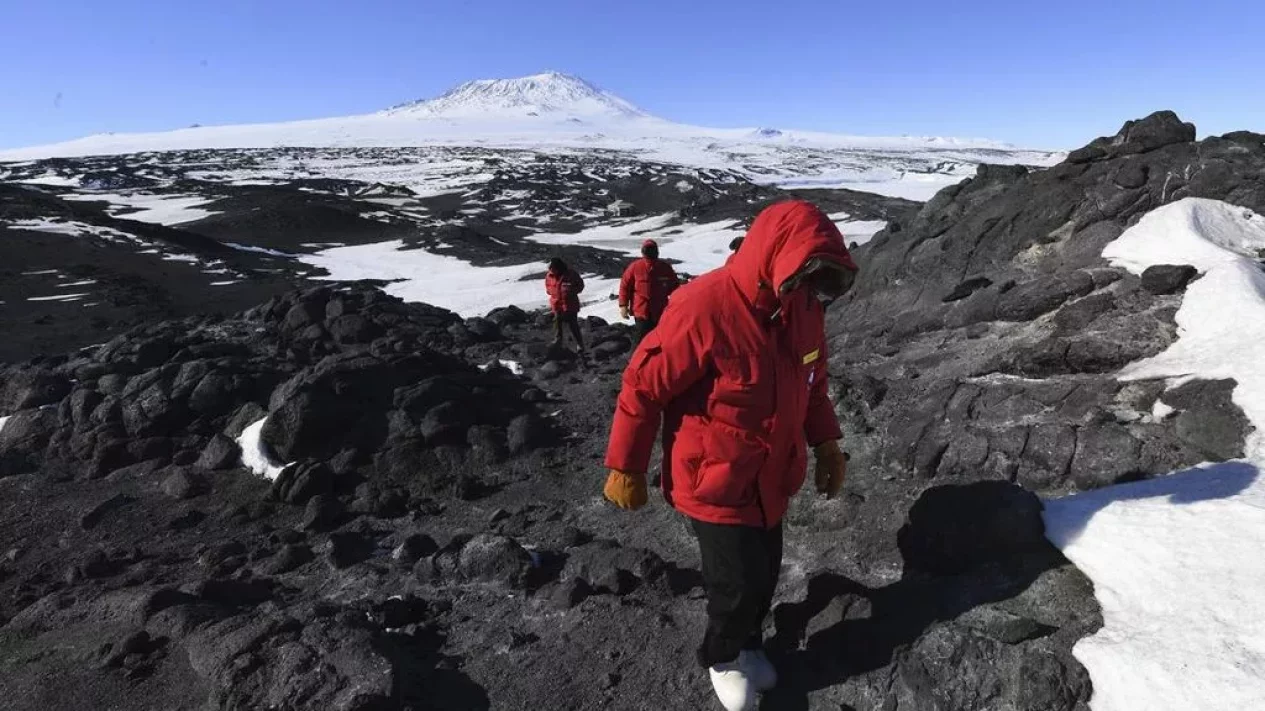 Gunung Berapi Erebus Antartika Muntahkan Debu Emas Tiap Hari
