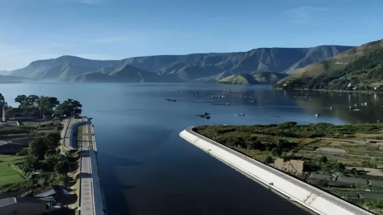 Muka Air Danau Toba Menyusut, Ribuan Ikan Terancam Mati